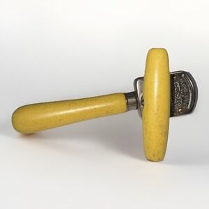 D11 VINTAGE EDLUND JUNIOR NO.5 YELLOW WOOD HANDLE '50's CAN OPENER
